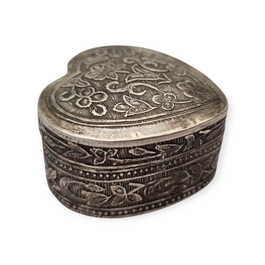 Caja corazón en plata 925 repujada motivos florales orientales siglo XX