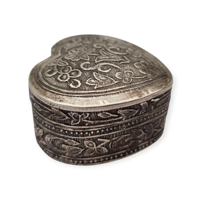 Caja corazón en plata 925 repujada motivos florales orientales siglo XX