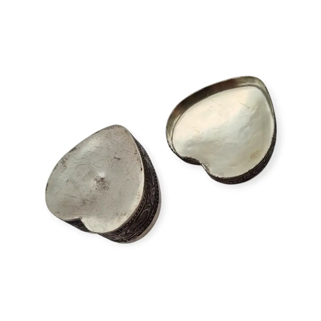 Caja corazón en plata 925 repujada motivos florales orientales siglo XX