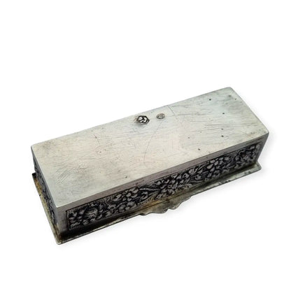 Caja española floral antigua de plata repujada con interior siglo XX.