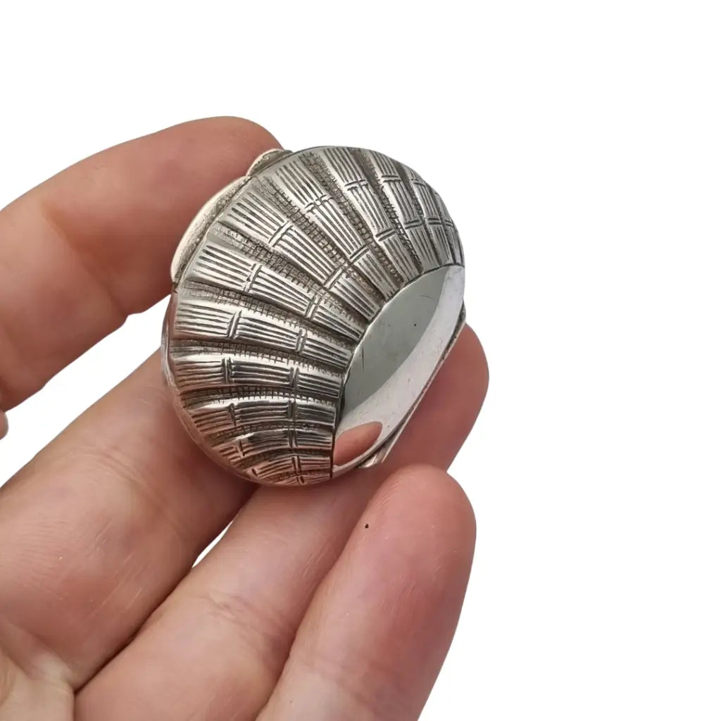 Caja italiana en forma de concha plata 800 grabada años 70-80.