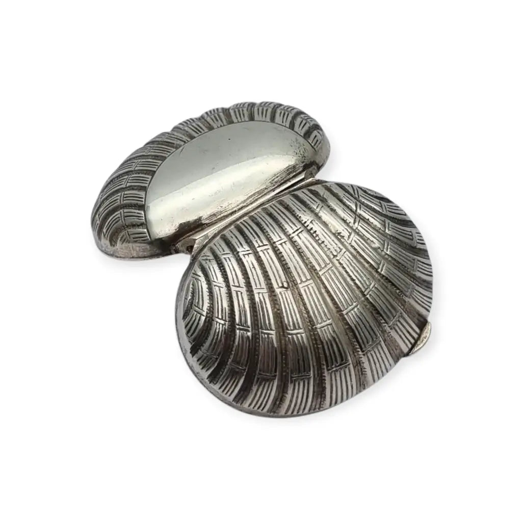 Caja italiana en forma de concha plata 800 grabada años 70-80.