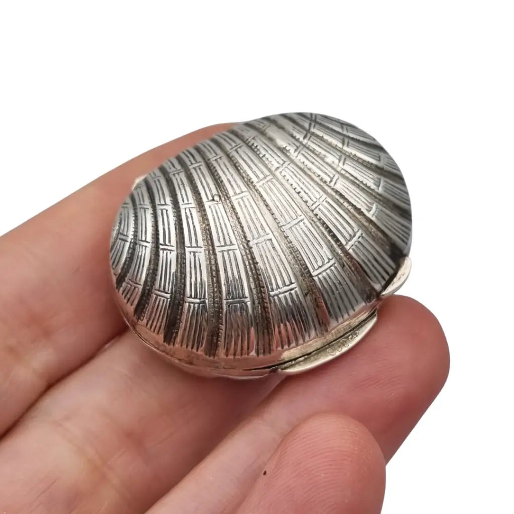Caja italiana en forma de concha plata 800 grabada años 70-80.