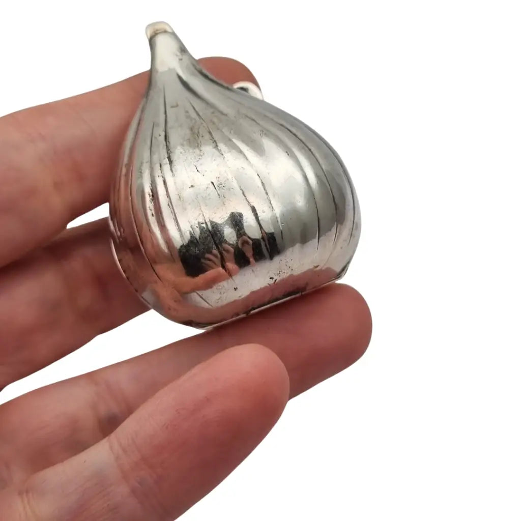 Caja italiana en plata 800 con forma de cabeza/bulbo ajo estilo naturalista
