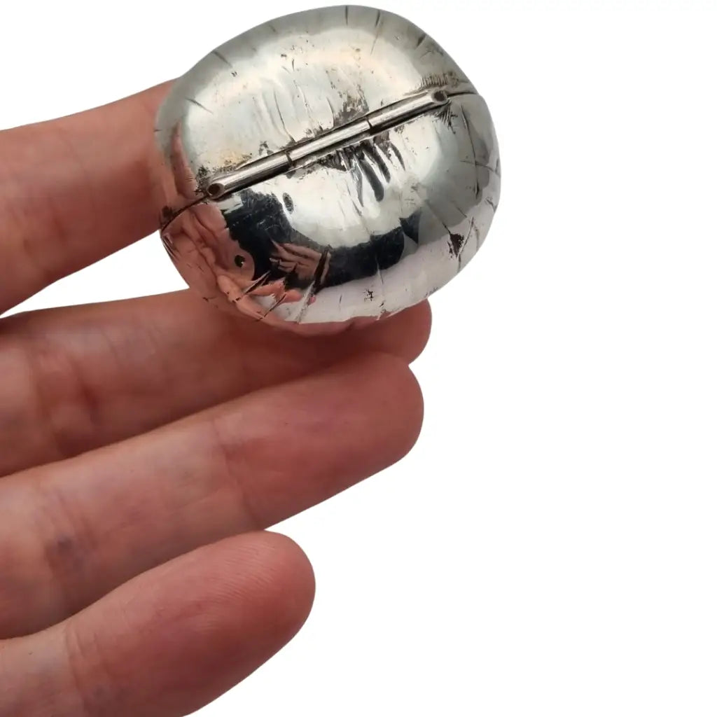 Caja italiana en plata 800 con forma de cabeza/bulbo ajo estilo naturalista