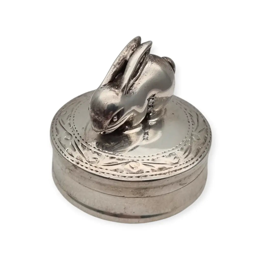 Caja de plata inglesa con figura conejo grabados florales y tapa abatible