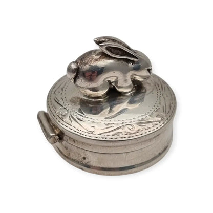 Caja de plata inglesa con figura conejo grabados florales y tapa abatible