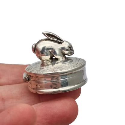 Caja de plata inglesa con figura conejo grabados florales y tapa abatible