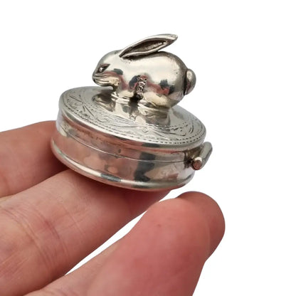 Caja de plata inglesa con figura conejo grabados florales y tapa abatible