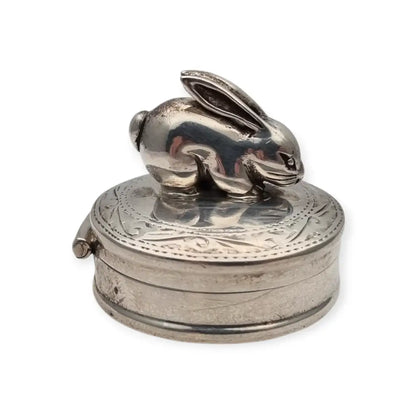 Caja de plata inglesa con figura conejo grabados florales y tapa abatible