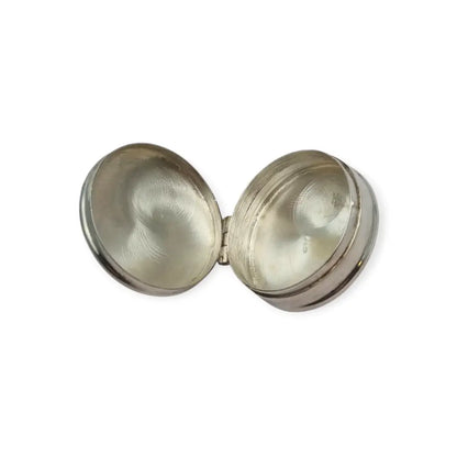 Caja de plata inglesa con figura conejo grabados florales y tapa abatible