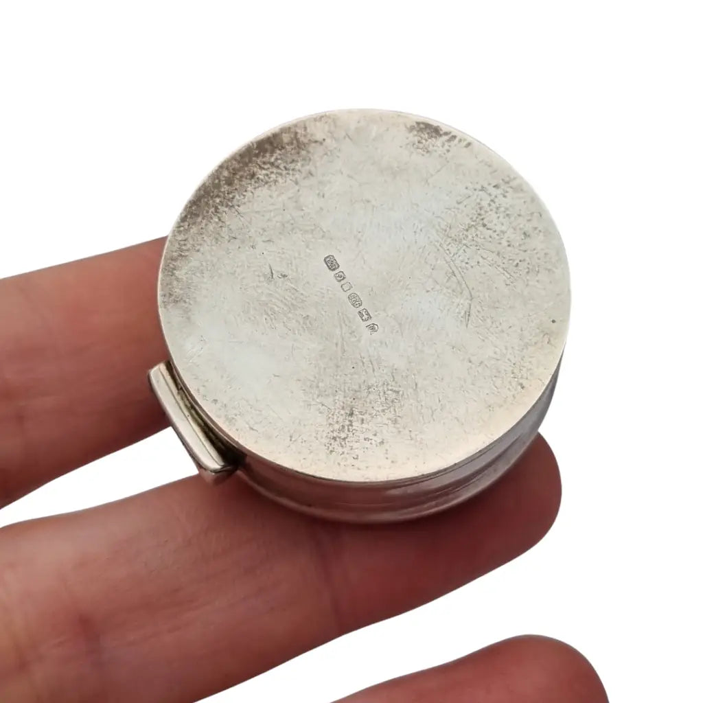 Caja de plata inglesa con figura conejo grabados florales y tapa abatible