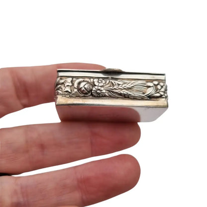 Caja de plata Inglesa la marca Ari D. Norman con rosas repujadas Londres