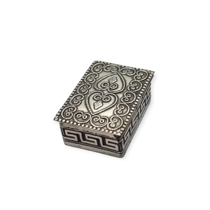 Caja rectangular antigua de plata 935 con corazones repujados y greca griega.