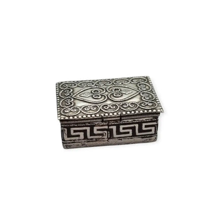 Caja rectangular antigua de plata 935 con corazones repujados y greca griega.