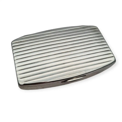 Caja rectangular de plata ley con diseño Art Déco acanalado circa 1940.