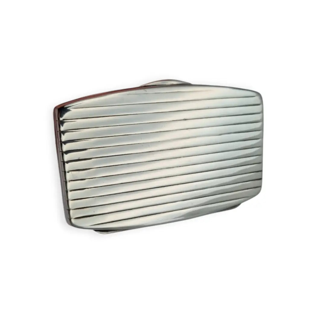 Caja rectangular de plata ley con diseño Art Déco acanalado circa 1940.