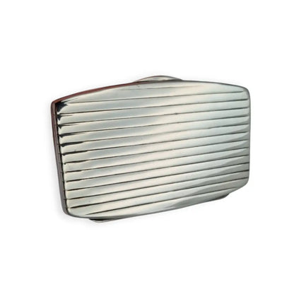 Caja rectangular de plata ley con diseño Art Déco acanalado circa 1940.