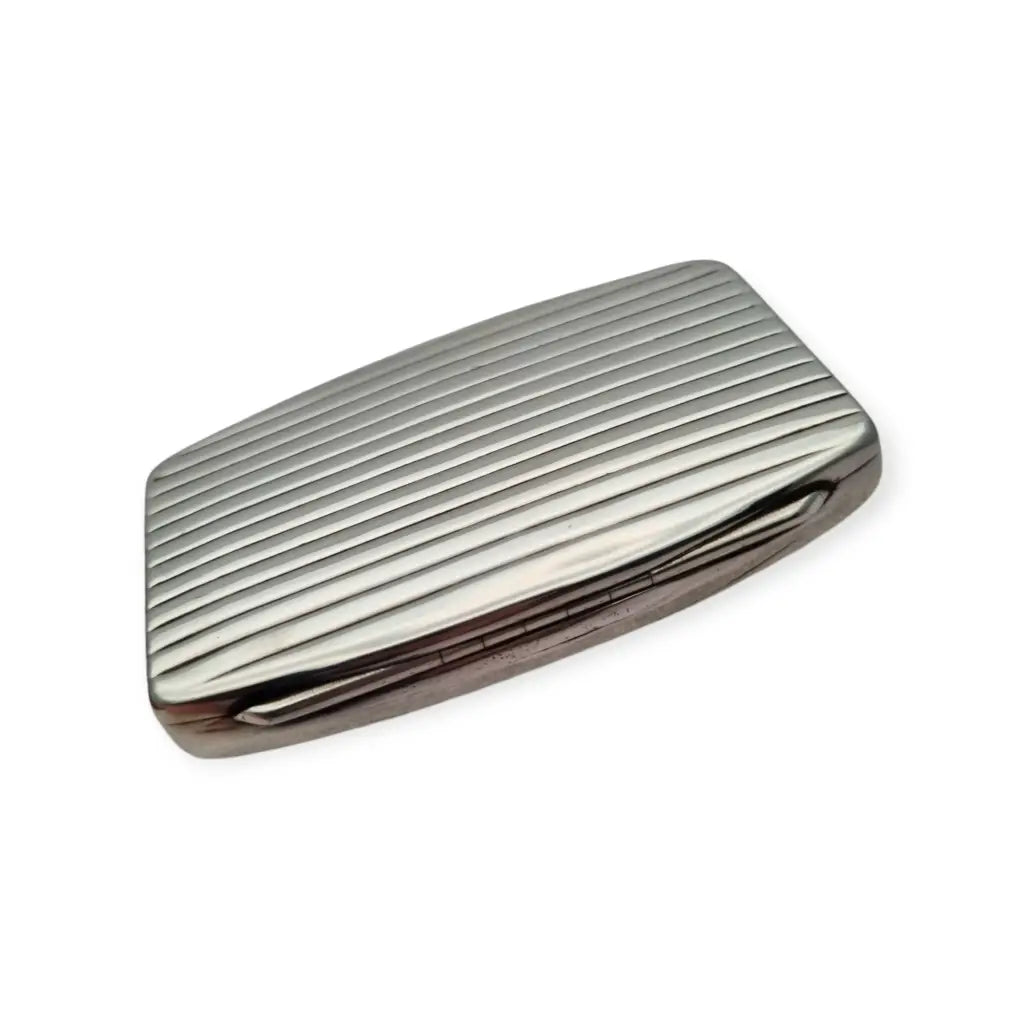 Caja rectangular de plata ley con diseño Art Déco acanalado circa 1940.