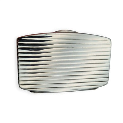 Caja rectangular de plata ley con diseño Art Déco acanalado circa 1940.