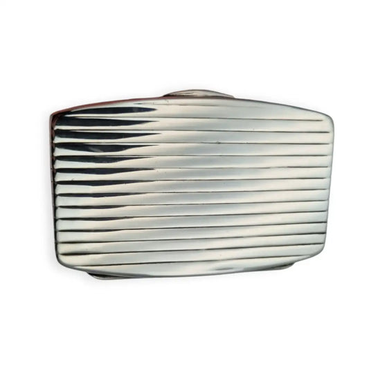 Caja rectangular de plata ley con diseño Art Déco acanalado circa 1940.