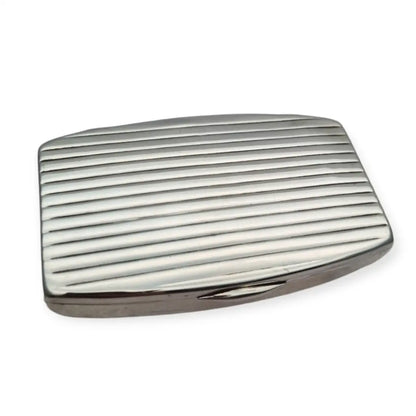 Caja rectangular de plata ley con diseño Art Déco acanalado circa 1940.