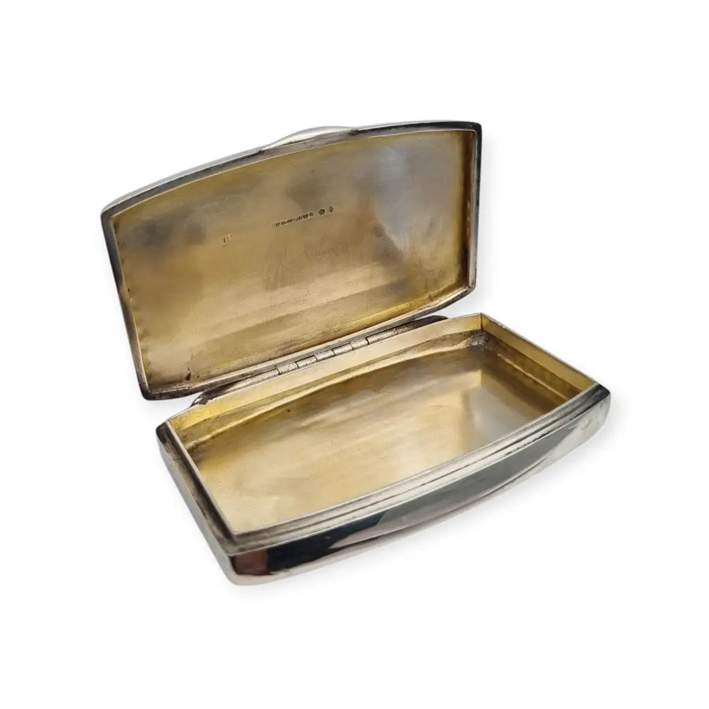 Caja rectangular de plata ley con diseño Art Déco acanalado circa 1940.