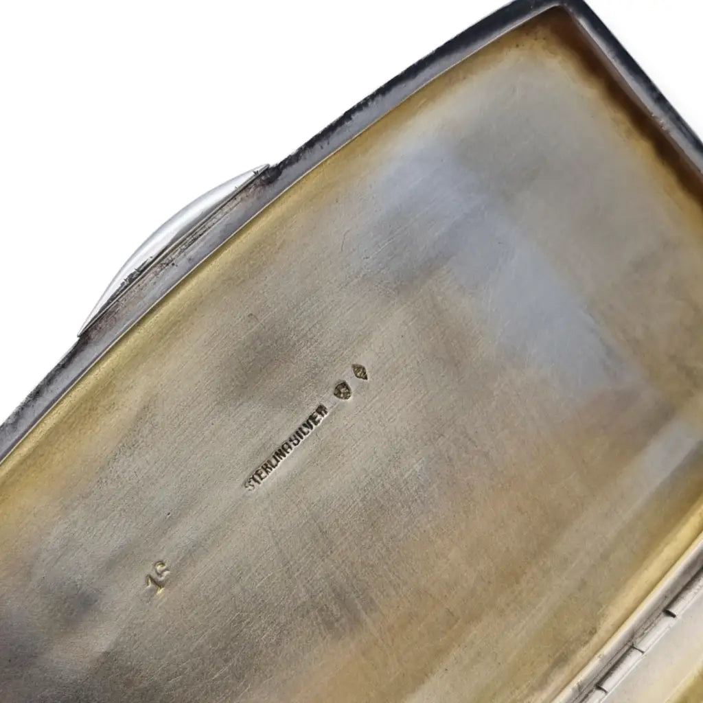 Caja rectangular de plata ley con diseño Art Déco acanalado circa 1940.