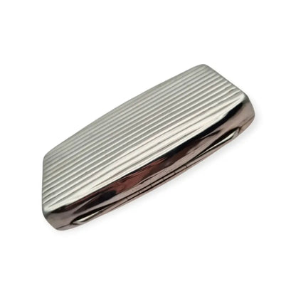 Caja rectangular de plata ley con diseño Art Déco acanalado circa 1940.