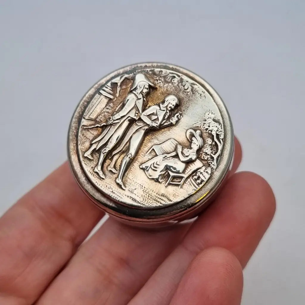 Caja romántica vintage de relieve neoclásico ideal para coleccionistas