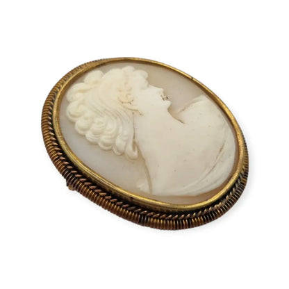 Camafeo antiguo en concha tallada con marco dorado broche ovalado circa 1950.