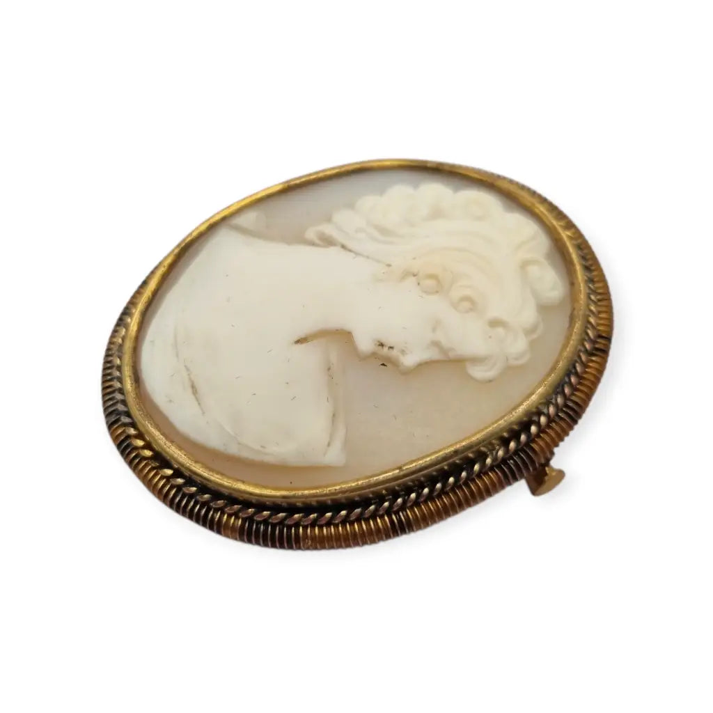 Camafeo antiguo en concha tallada con marco dorado broche ovalado circa 1950.