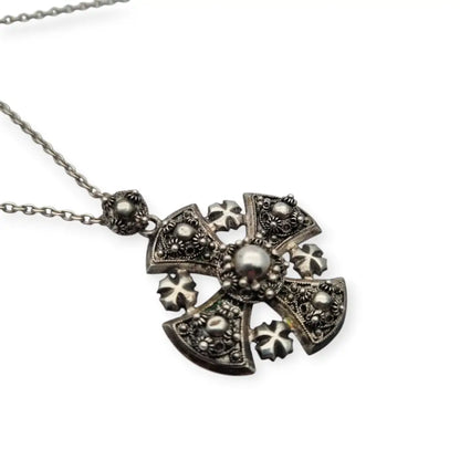 Colgante antiguo de filigrana plata con la Cruz Jerusalén y cadena circa