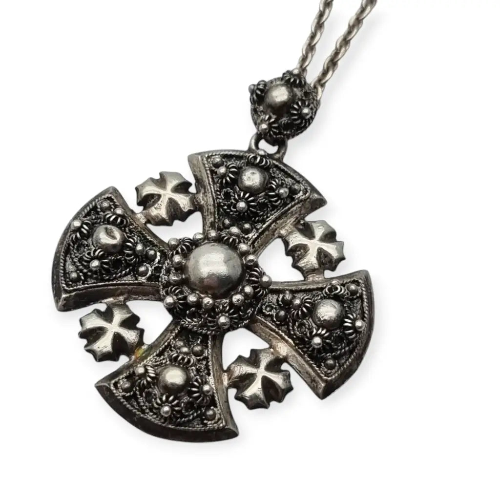 Colgante antiguo de filigrana plata con la Cruz Jerusalén y cadena circa