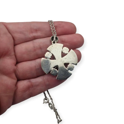 Colgante antiguo de filigrana plata con la Cruz Jerusalén y cadena circa