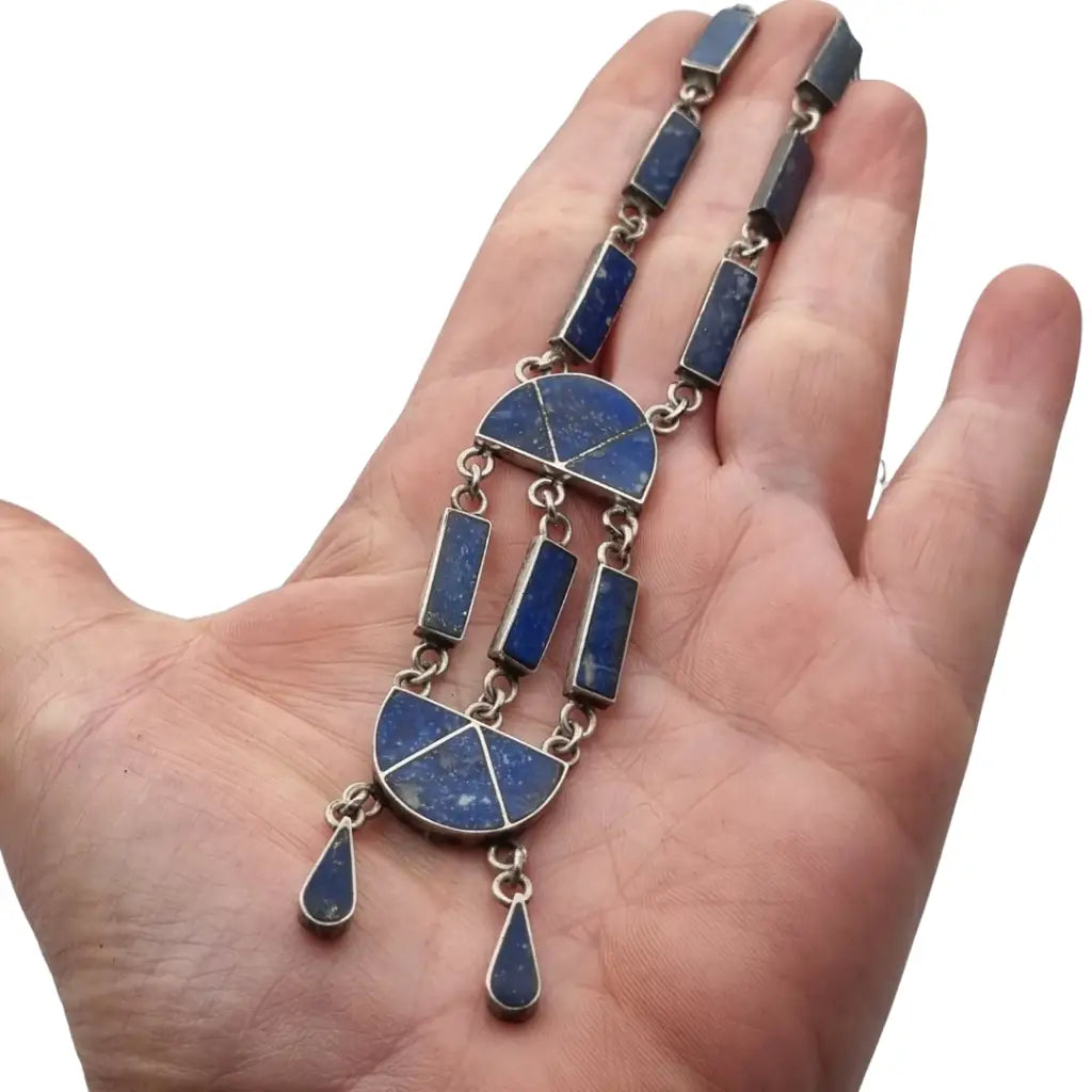 Colgante boho artesanal en plata 950 y lapislázuli diseño geométrico rústico