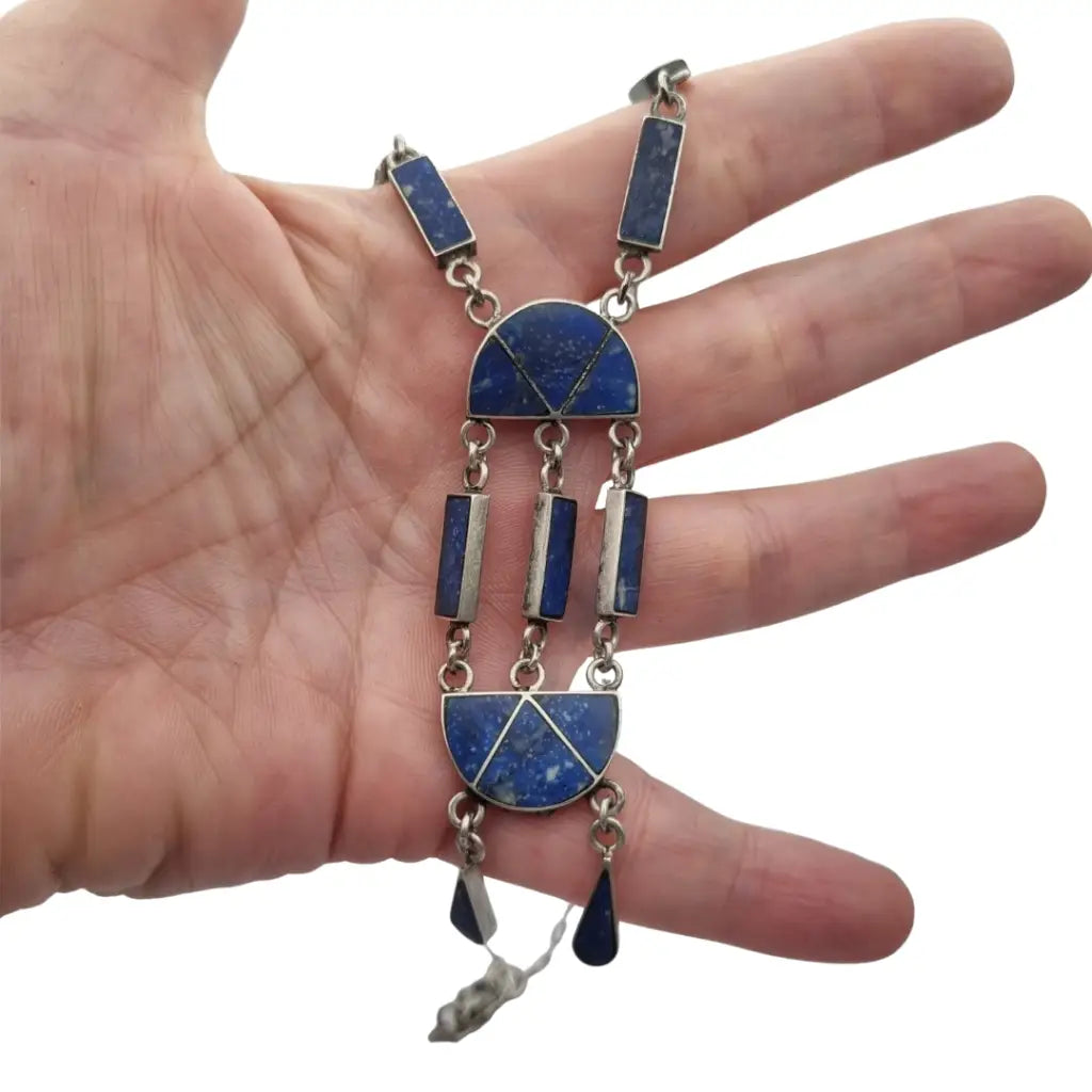Colgante boho artesanal en plata 950 y lapislázuli diseño geométrico rústico