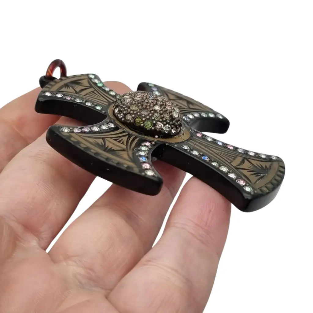 Colgante cruz art déco con incrustaciones y strass baquelita grabada años