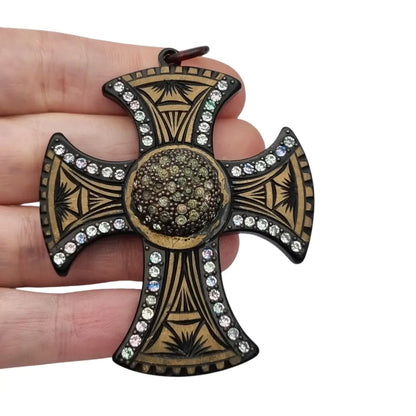 Colgante cruz art déco con incrustaciones y strass baquelita grabada años