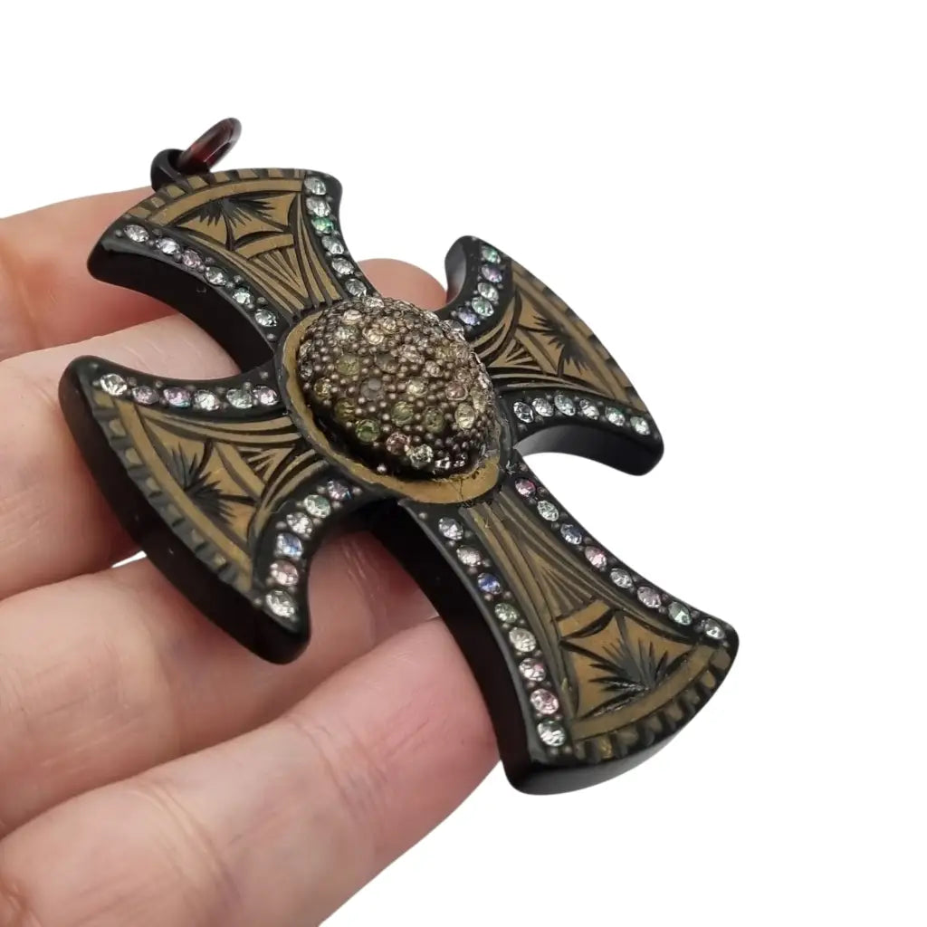 Colgante cruz art déco con incrustaciones y strass baquelita grabada años