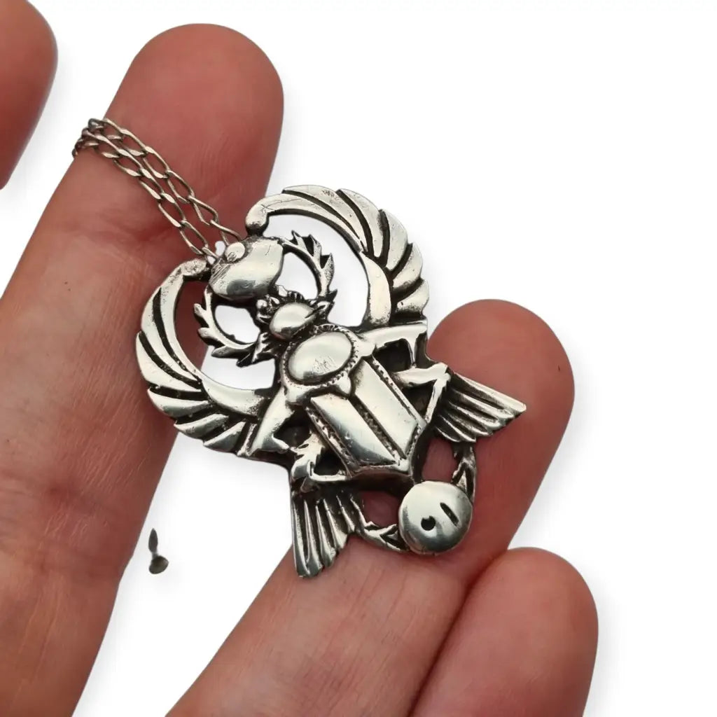 Colgante escarabajo egipcio en plata 925 estilo revival cadena incluida diseño