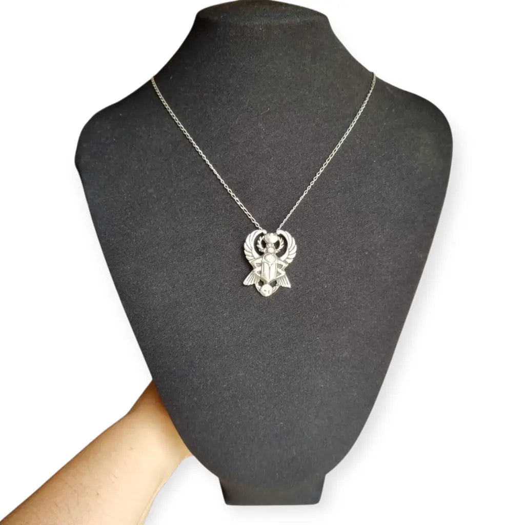 Colgante escarabajo egipcio en plata 925 estilo revival cadena incluida diseño