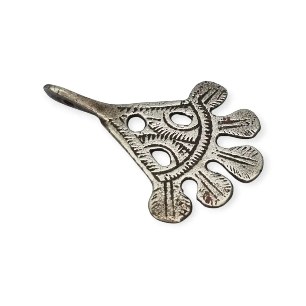 Colgante étnico antiguo en plata con diseño calado y grabado geométrico Dije