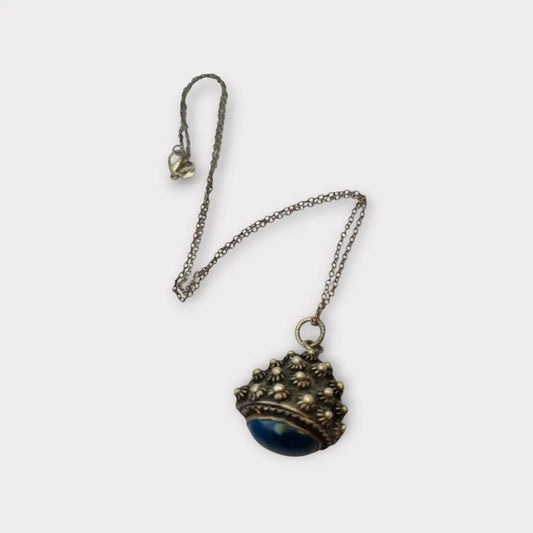 Colgante étnico vintage años 80 de plata con cabujón azul y decoración
