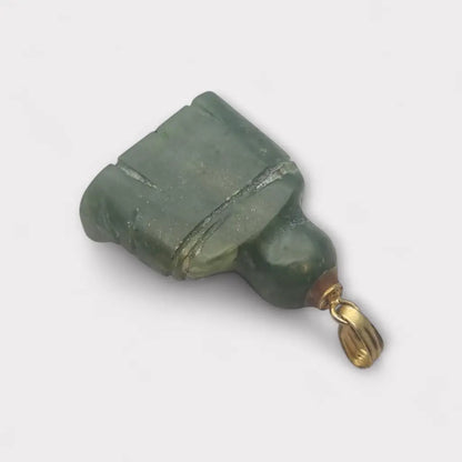 Colgante de jade tallado antiguo con figura buda sonriente montado en latón