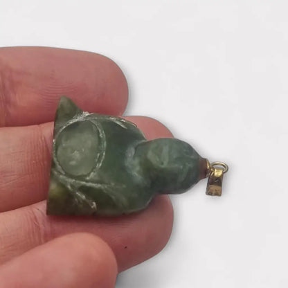 Colgante de jade tallado antiguo con figura buda sonriente montado en latón