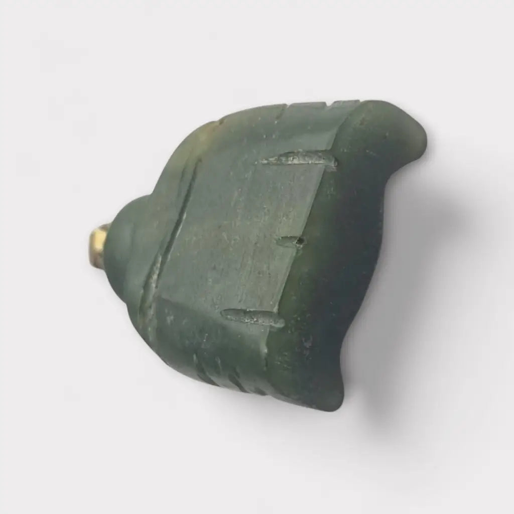 Colgante de jade tallado antiguo con figura buda sonriente montado en latón
