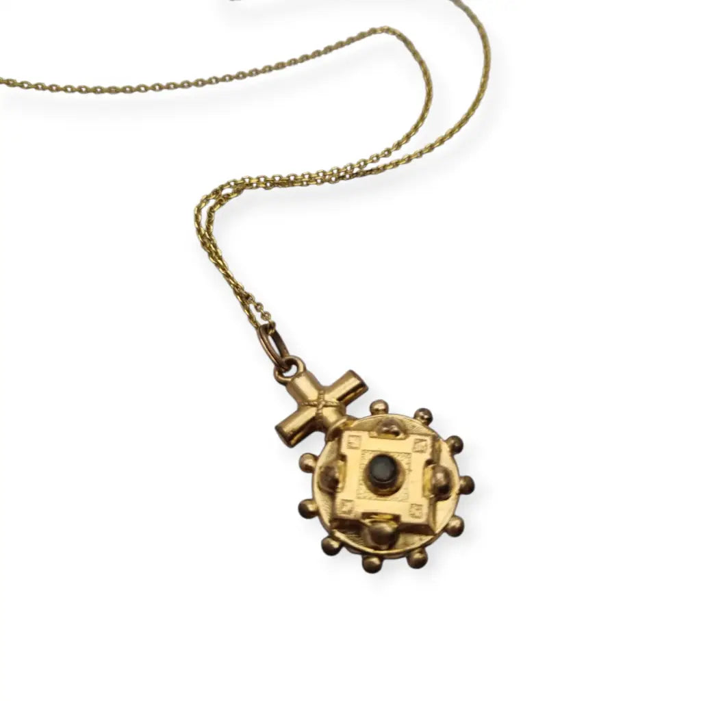 Colgante de rosario dorado con cruz y orla esférica estilo devocional c.1900.
