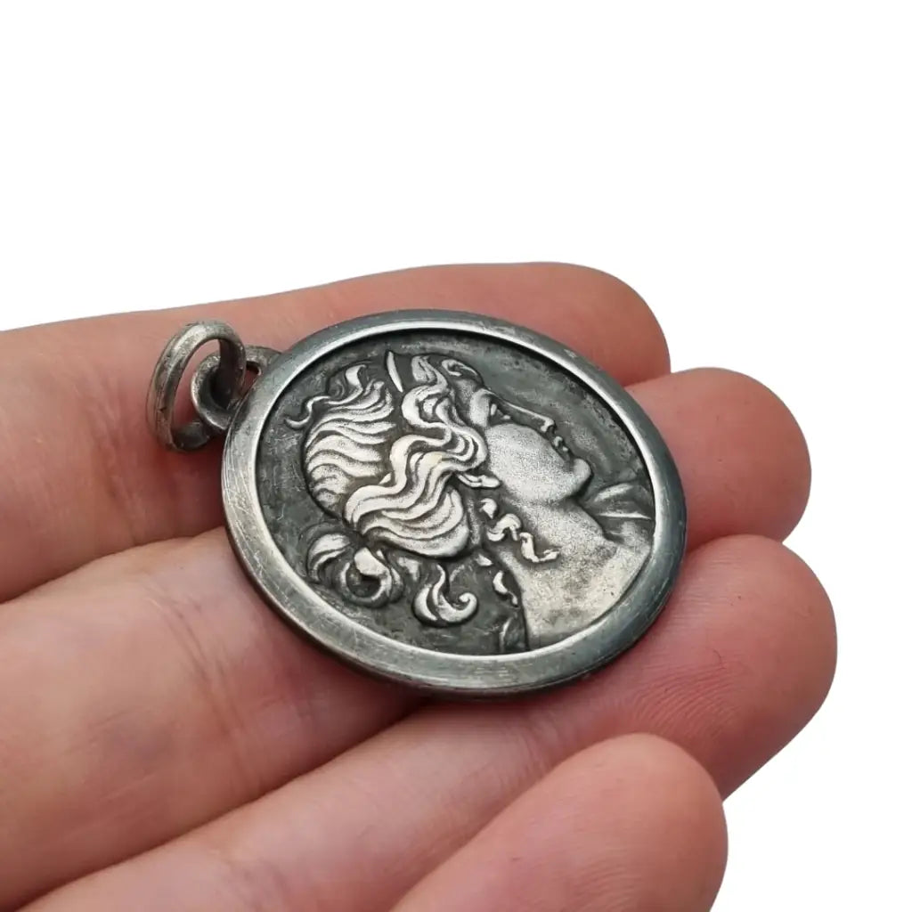 Colgante tipo medalla con perfil femenino inspiración grecorromana metal tono