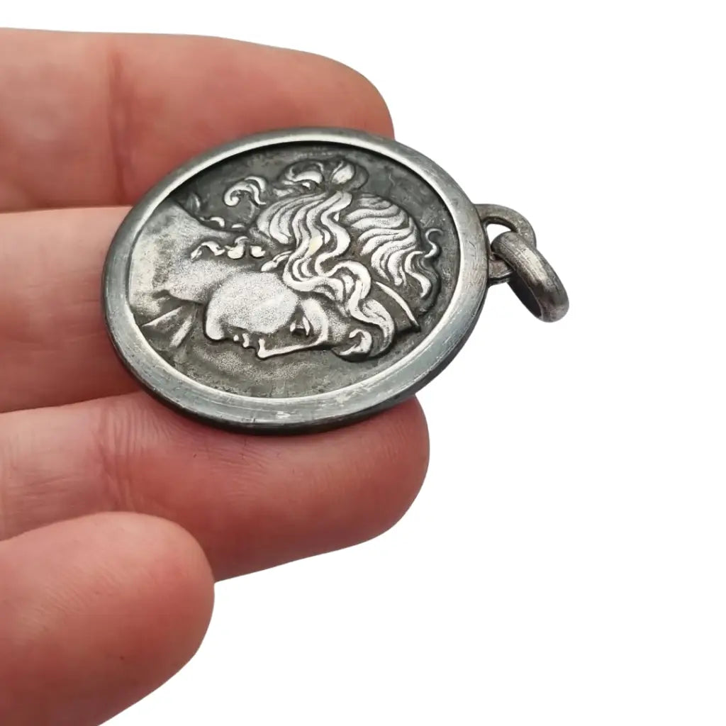 Colgante tipo medalla con perfil femenino inspiración grecorromana metal tono